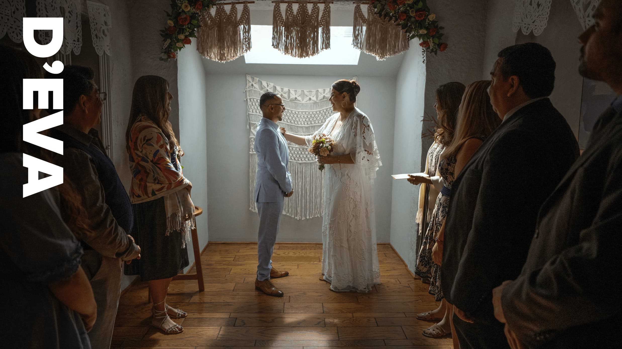 D’Eva video play button.