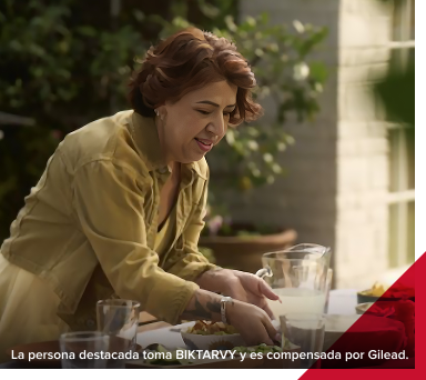 mujer preparando la mesa