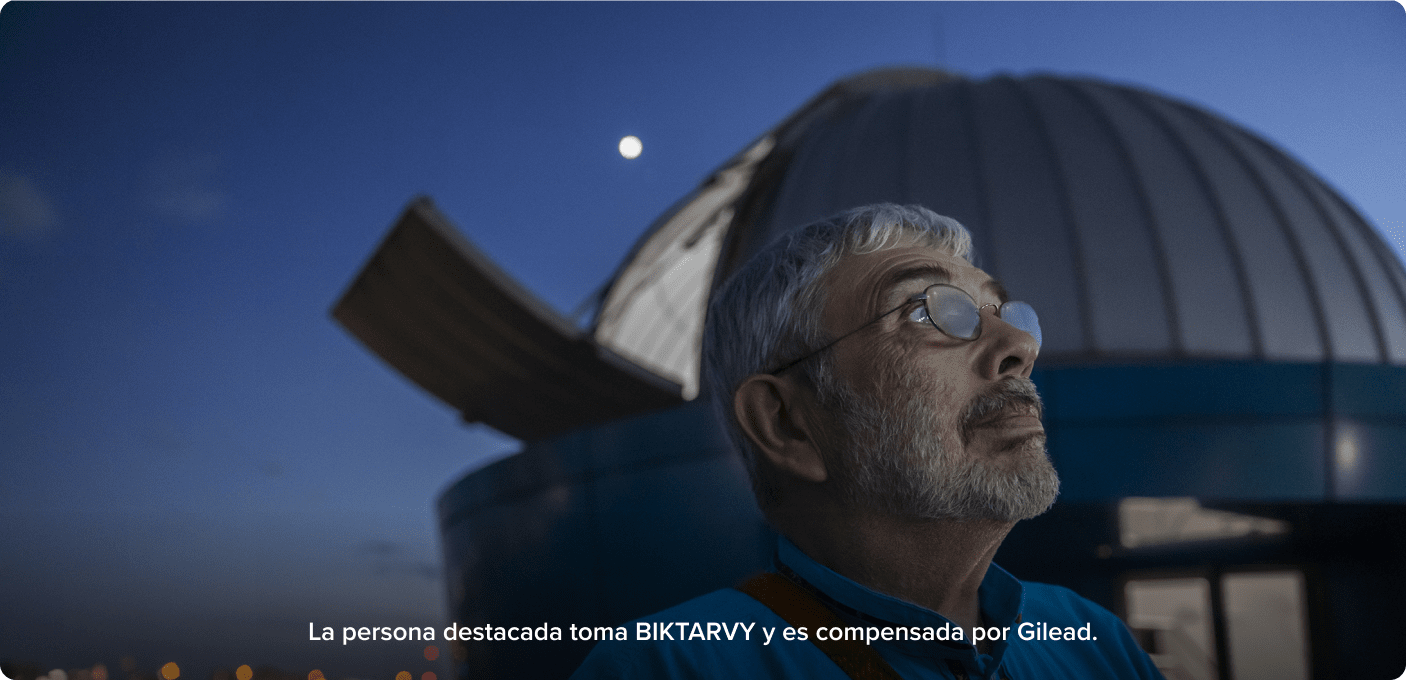 hombre mirando al cielo