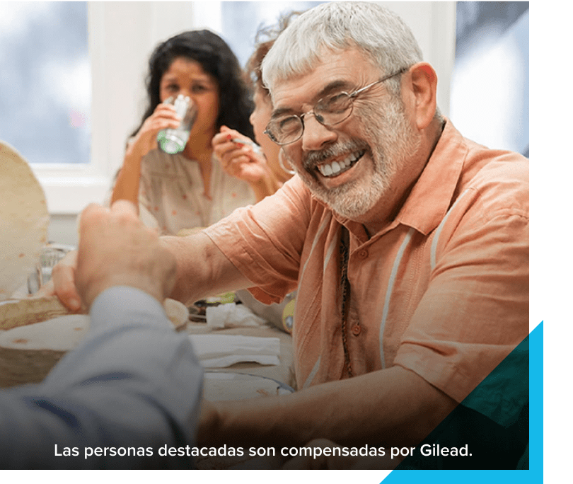 hombre sonriendo rodeado de gente