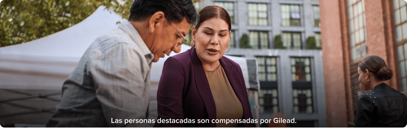 dos personas hablando en la calle