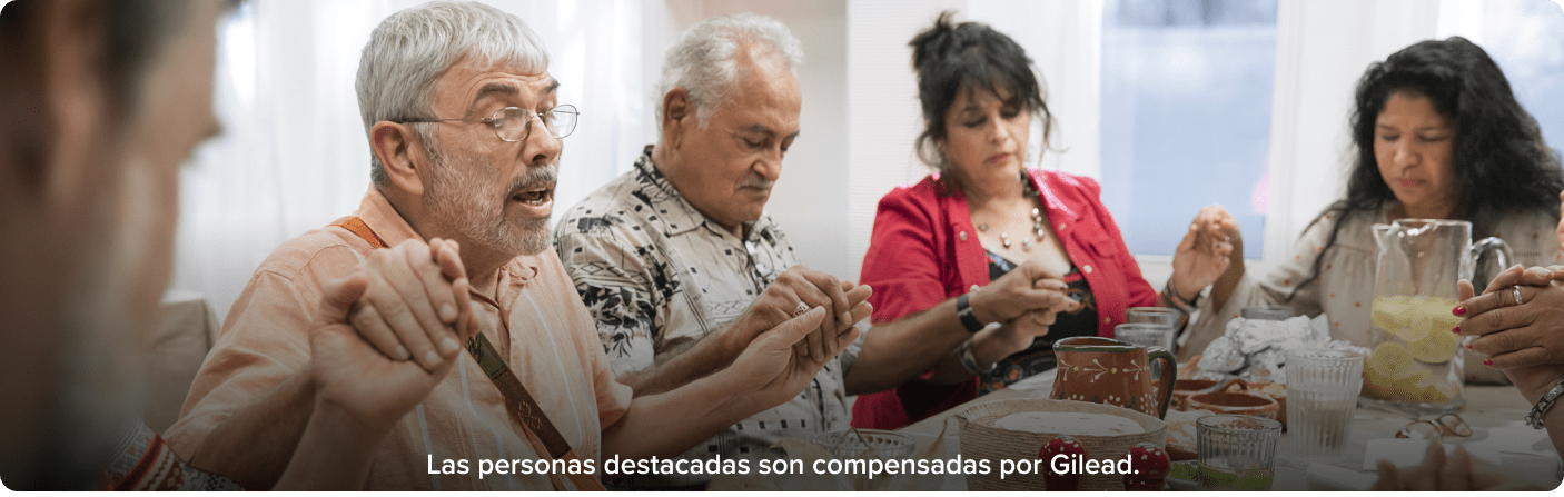hombre rezando en grupo