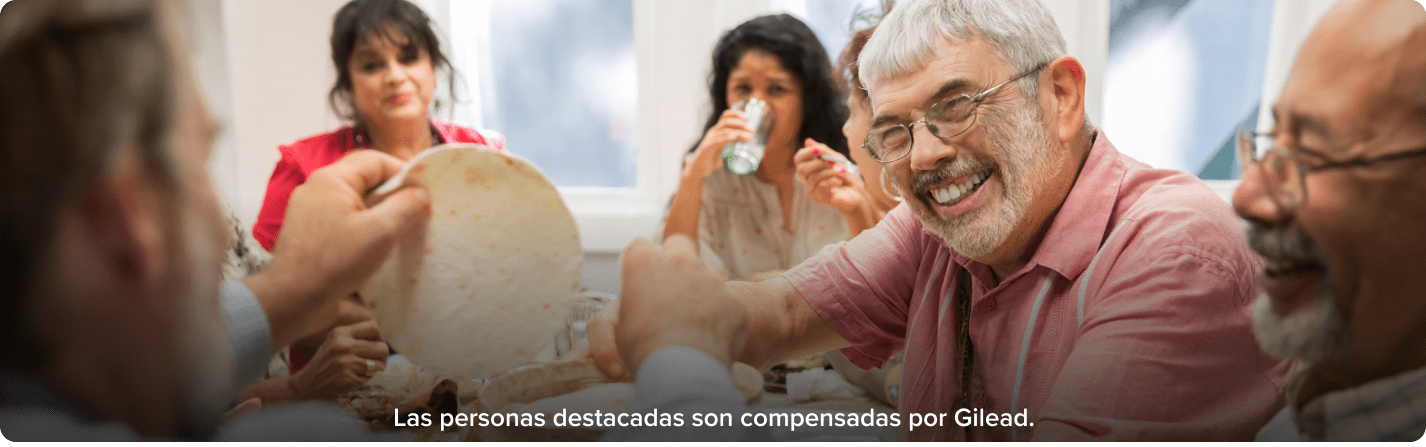 hombre sonriendo en compañía de amigos