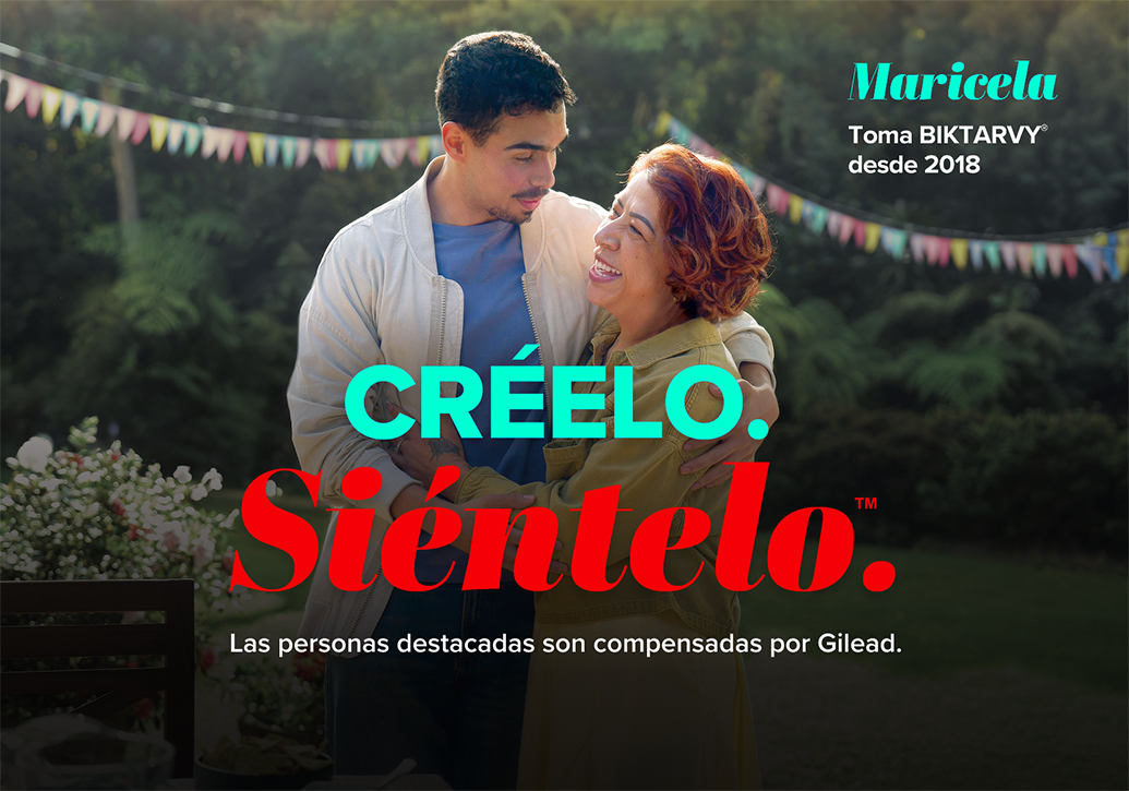 Mujer abrazando a un hombre joven