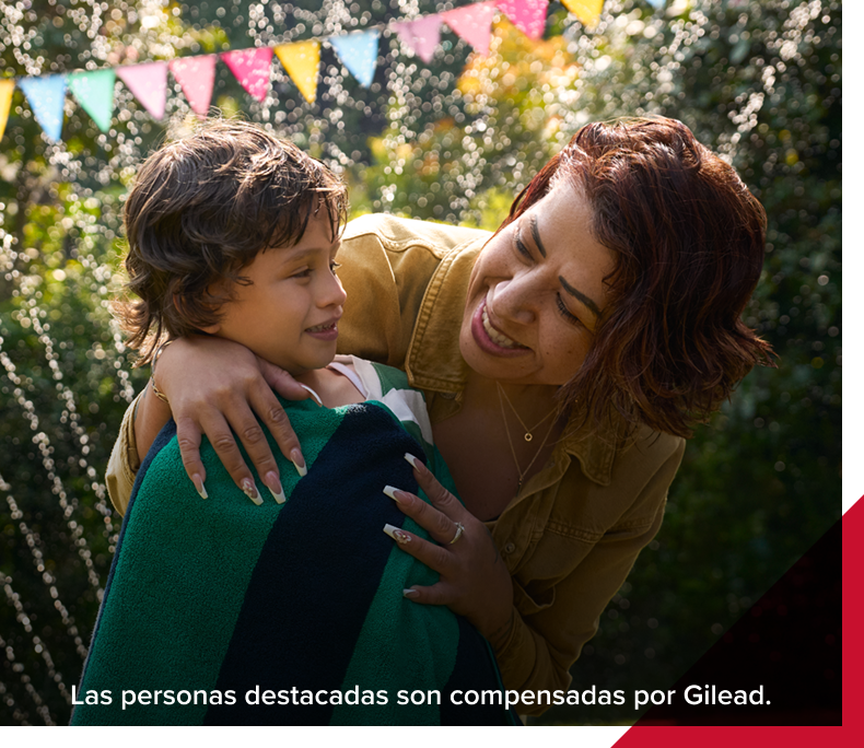 mujer jugando con un niño
