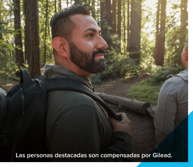 hombre con mochila caminando por un sendero