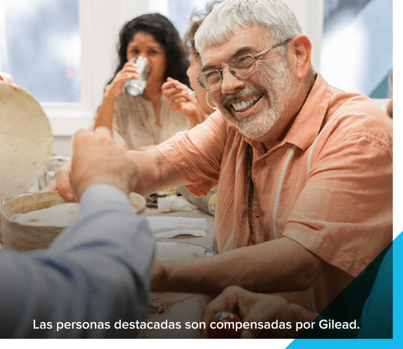 hombre sonriendo rodeado de gente