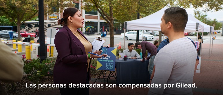 personas mantienen una conversación en la calle