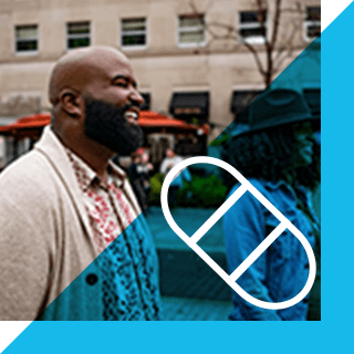 Phil mira hacia delante y sonríe.