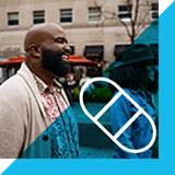 Phil mira hacia delante y sonríe.