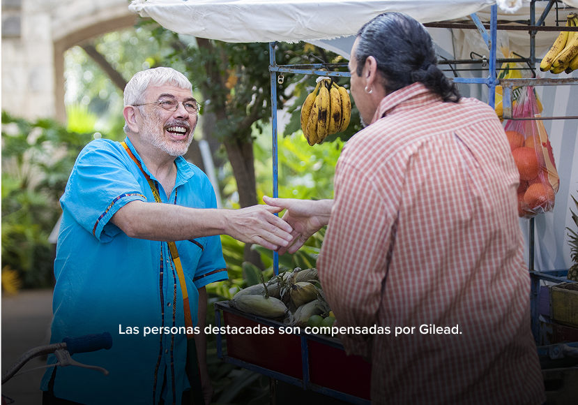 hombres saludándose con la mano
