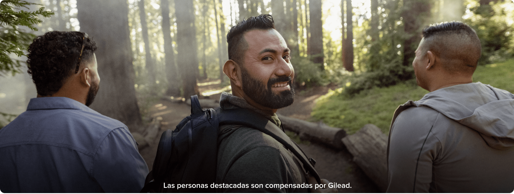 hombres activos paseando en el bosque