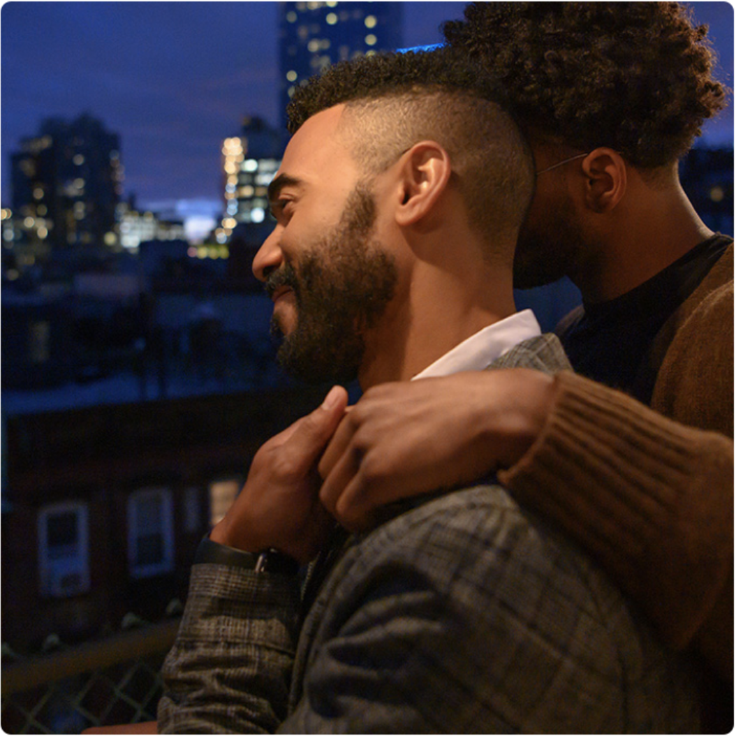 Dimitri se recuesta de su pareja y observa el paisaje.