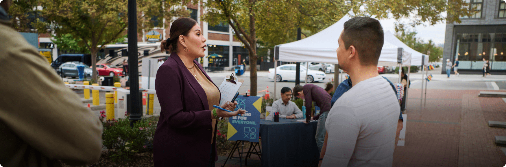 mujer da una charla en la calle