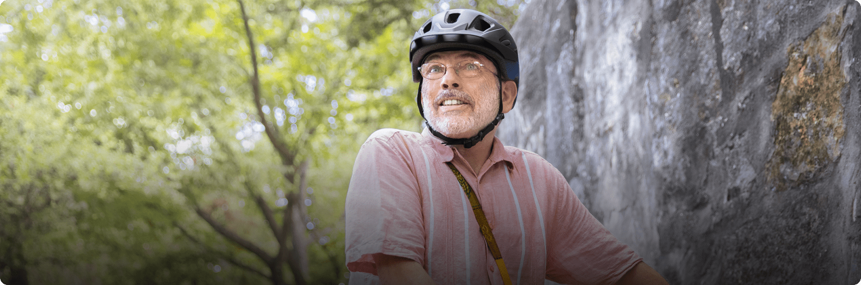 hombre mayor protegido con un casco de bicicleta
