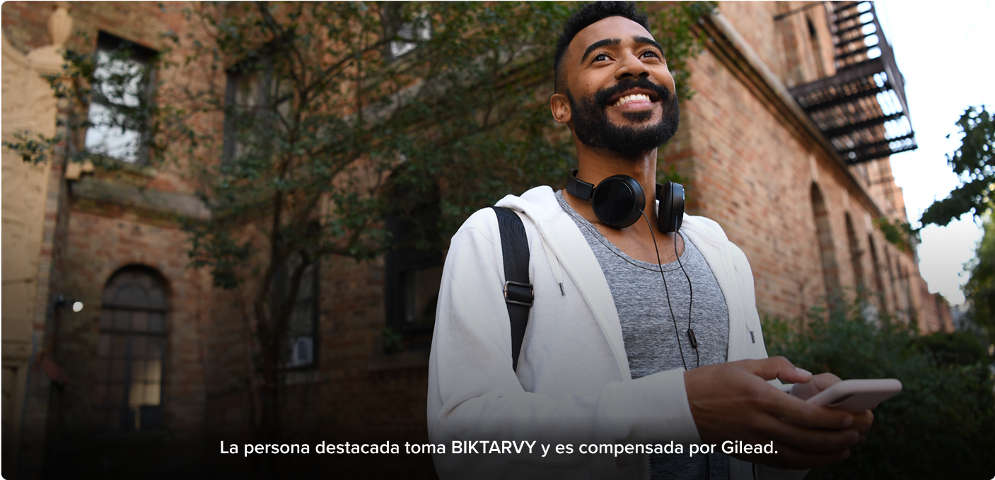 hombre joven usando su teléfono móvil